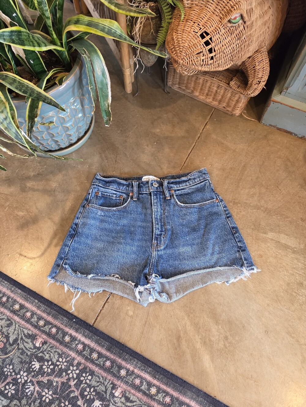 Abercrombie & Fitch The Mom Short High Rise Curve Love Denim Shorts Size 26/2